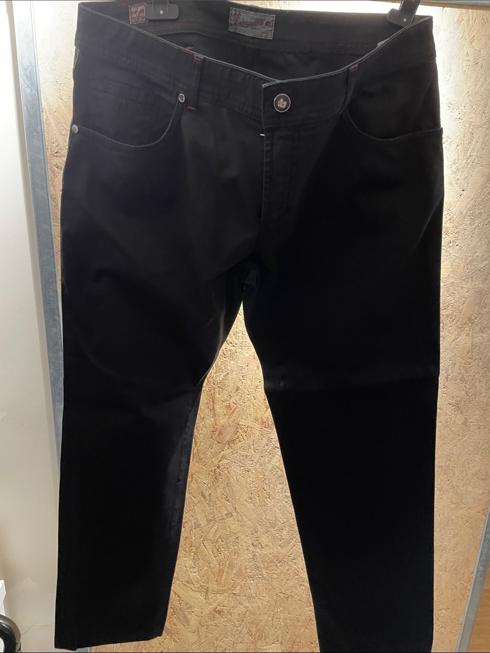 Men's Straight-Leg Black Jeans — Sleek Everyday Essential